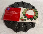 Wilton Holly Leaf & Bow Wreath 15" Cookie Pan 12 Cavitites 2020 Christmas New. Fixed Price $14.98.