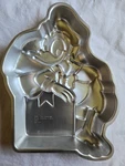 Wilton Vintage 1979 Disney Productions Donald Duck Aluminum Cake Pan #502-7245. Fixed Price $8.95.