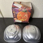 Vintage 1998 Wilton Cake Pan 3D Stand Up Jack-o-lantern Halloween Pumpkin O-box. Fixed Price $15.00.