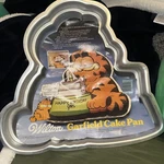 Wilton Garfield Shaped Cake Pan Mold 2105-2447 1981. Fixed Price $29.99.