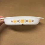 Vintage Pyrex 1.5 Qt Oval Divided Casserole Pan Gold Medallion Usa Ovenware. Fixed Price $21.99.