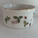 Wedgwood Wild Strawberry Souffle Bowl Oven To Table Baking Dish. Fixed Price $22.00.