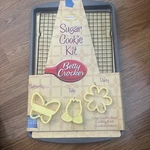 Betty Crocker 17 Cookie Sheet Non Stick Pan Cutters + Cooling Rack 5 Pc. Fixed Price $6.76.