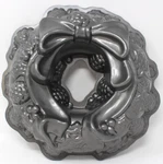 Nordic Ware Holiday Wreath Cast Aluminum Nonstick Cake Bundt Heavy Pan 9 Cup New. Fixed Price $24.95.