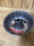 Calphalon Classic Bakeware 10-INCH Nonstick Bundt Cake Pan New. Fixed Price $22.95.