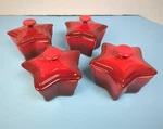 Le Creuset 4 Red Star Ramekins With Lids - No Damage Or Chips. Fixed Price $85.00.