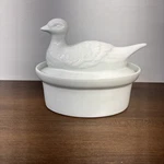 Farberware White Porcelain Quail Themed Covered Baking Dish. Fixed Price $24.00.