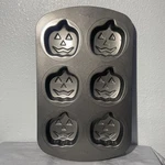 Wilton Mini Jack-lantern Pumpkin Cake Pan 2008 6 Cavity #2105-1541 New. Fixed Price $18.99.