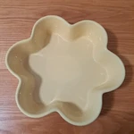 Chantal Stoneware Yellow Flower Shaped 1.25 Quart Baking Dish Casserole 93-DA22. Fixed Price $19.94.