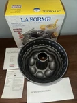 New La Forme Original Kaiser Backform 12 Cup Crown Bund Pan. Fixed Price $32.00.