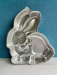 Vintage 1986 Wilton Bunny Large Aluminum Cake Pan Mold 2105-2015 Korea. Fixed Price $10.00.