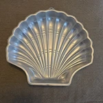 1989 Wilton 12" Sea Shell Mold Beach Tropical Nautical Party Cake Pan #2105-8250. Fixed Price $14.00.