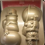 Nordic Ware Snowman Cake Pan Gold Aluminum Non-stick 2.6L 10 Cups Easy Clean. Fixed Price $14.99.