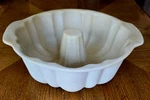 Pampered Chef Family Heritage Stoneware 10 Inch Bundt Baking Fluted Cake Pan. Fixed Price $20.99.