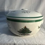 Spode Christmas Tree Round Covered Casserole Dish With Lid 2.5 Qt. Orig $115 Nob. Fixed Price $51.00.