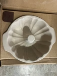 The Pampered Chef Family Heritage Collection Stoneware 10" Fluted Pan #1440 Nib. Fixed Price $50.00.