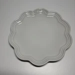 Le Creuset White Flower Frill Plate Stoneware 8.7" 22CM Nib. Fixed Price $32.00.