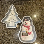 Bakers Secret Vintage Snowman & Christmas Tree Nonstick Cake Pans S/2. Fixed Price $15.00.
