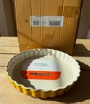 Le Creuset Stoneware Fluted Flan Pie Tarte Baking Dish 11 Nectar Yellow. Fixed Price $74.99.