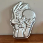 Vintage 1989 Wilton Bugs Bunny Cake Pan Looney Tunes Aluminum Mold 2105-8253. Fixed Price $19.99.