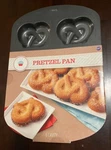 New Wilton Bake Shop Pretzel Shaped Pan Cake Novelty 6 Cavity Mold. Fixed Price $9.50.