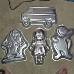 Vintage Lot Of 4 Wilton Warner Brothers 1995 Character Shaped Non-stick Cake Pan. Fixed Price $39.95.
